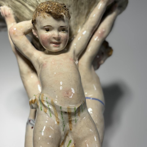 Groot majolica-middenstuk met putti en schelpen, Italië, eind 19e - begin 20e eeuw