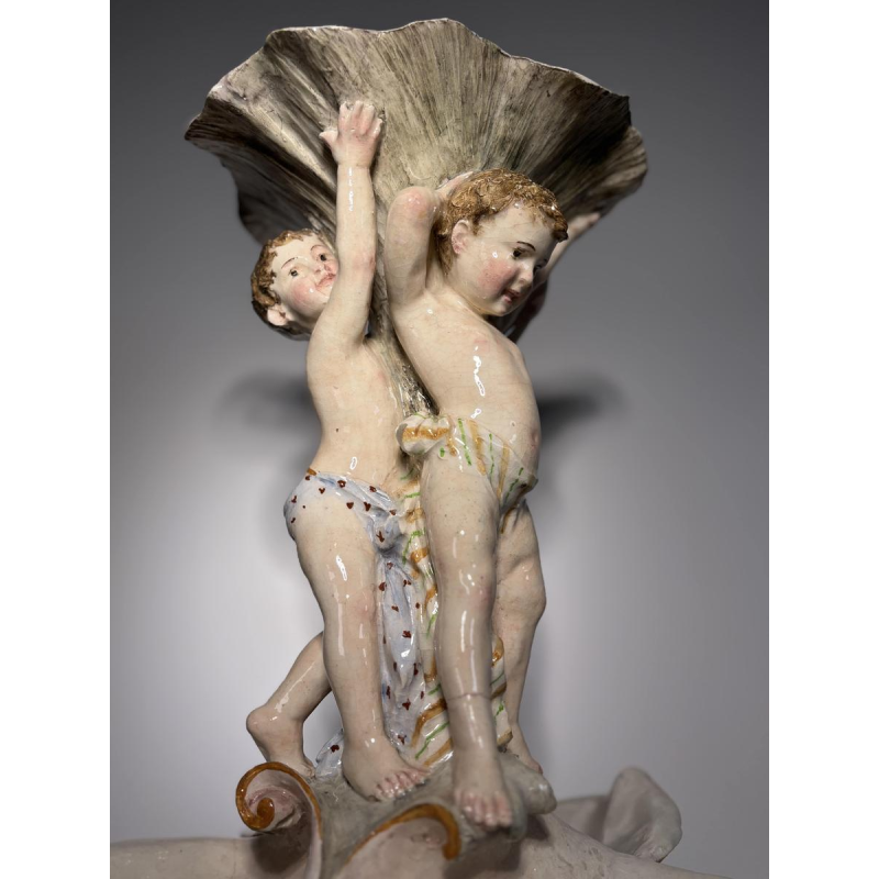 Grand centre de table en majolique, Putti et coquilles, Italie fin 19e s - début 20e s