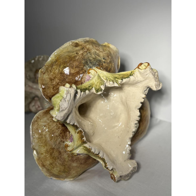 Grand centre de table en majolique, Putti et coquilles, Italie fin 19e s - début 20e s