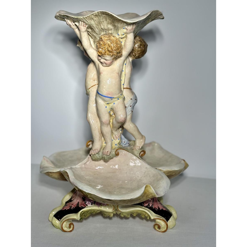 Grand centre de table en majolique, Putti et coquilles, Italie fin 19e s - début 20e s
