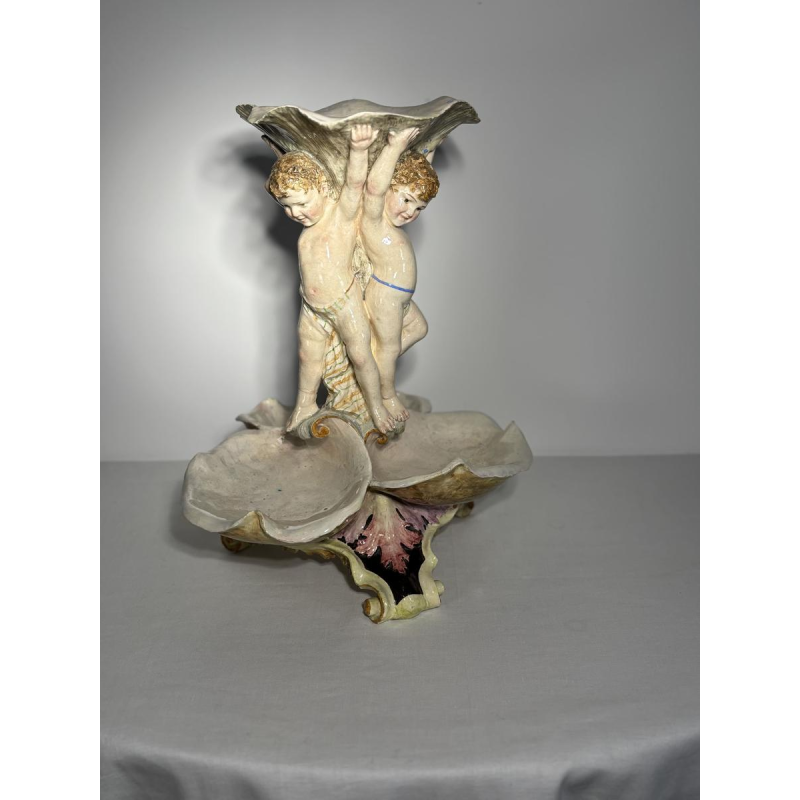 Grand centre de table en majolique, Putti et coquilles, Italie fin 19e s - début 20e s