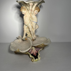 Groot majolica-middenstuk met putti en schelpen, Italië, eind 19e - begin 20e eeuw