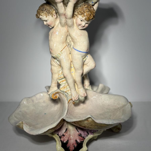 Grand centre de table en majolique, Putti et coquilles, Italie fin 19e s - début 20e s