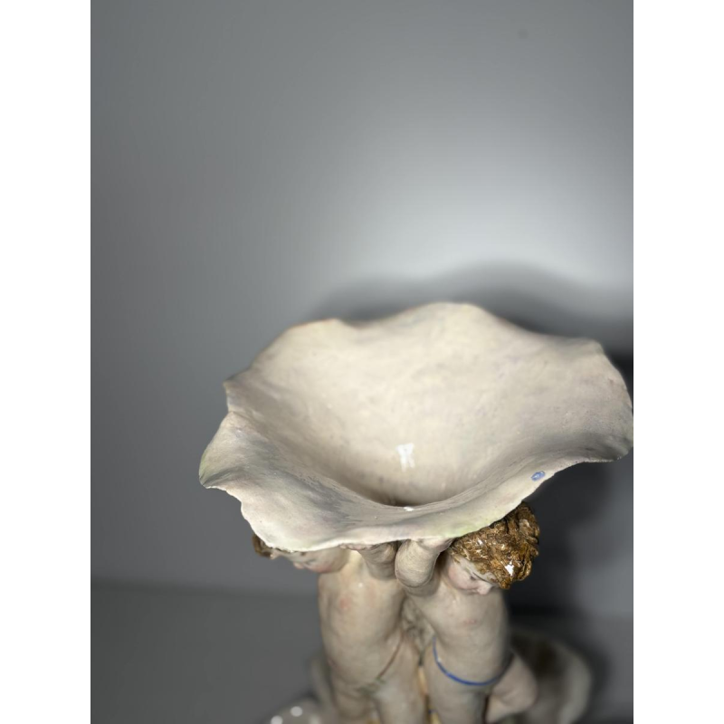 Groot majolica-middenstuk met putti en schelpen, Italië, eind 19e - begin 20e eeuw