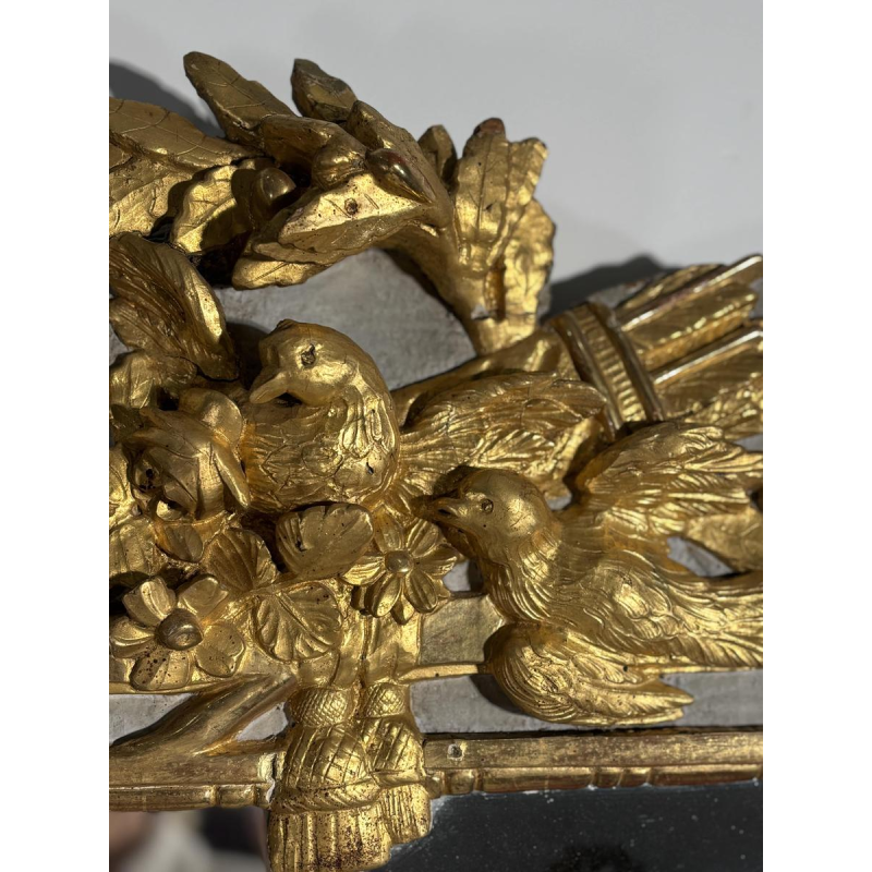Miroir Louis XVI en bois sculpté et doré, rechampi, XVIIIe siècle