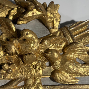 Miroir Louis XVI en bois sculpté et doré, rechampi, XVIIIe siècle