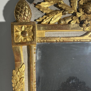 Miroir Louis XVI en bois sculpté et doré, rechampi, XVIIIe siècle