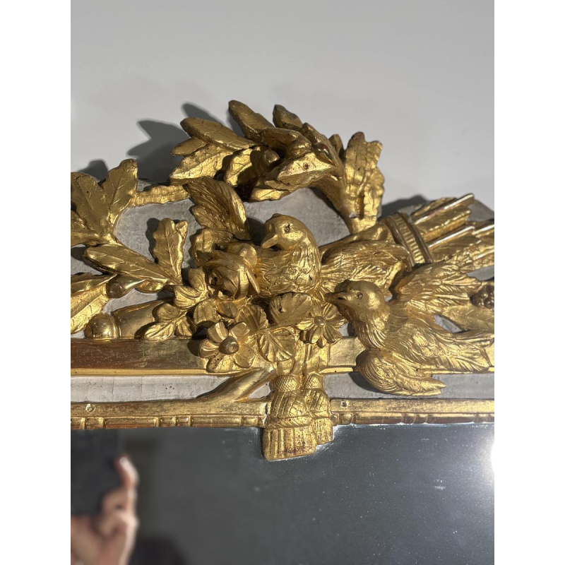 Miroir Louis XVI en bois sculpté et doré, rechampi, XVIIIe siècle
