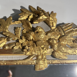 Miroir Louis XVI en bois sculpté et doré, rechampi, XVIIIe siècle