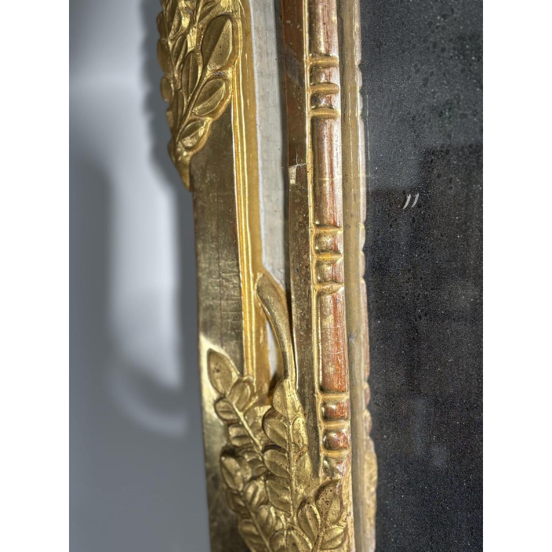 Miroir Louis XVI en bois sculpté et doré, rechampi, XVIIIe siècle