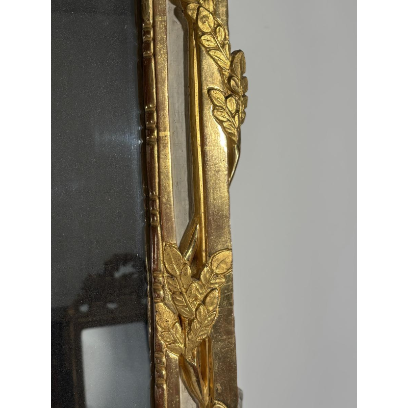 Miroir Louis XVI en bois sculpté et doré, rechampi, XVIIIe siècle