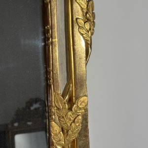 Miroir Louis XVI en bois sculpté et doré, rechampi, XVIIIe siècle