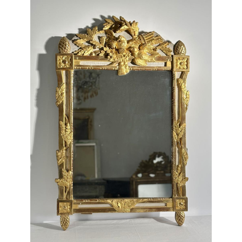 Miroir Louis XVI en bois sculpté et doré, rechampi, XVIIIe siècle