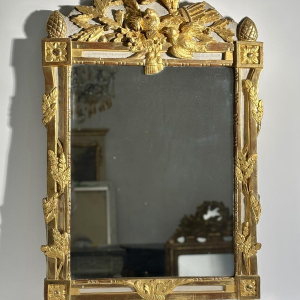 Spiegel in Lodewijk XVI-stijl van gesneden en verguld hout, met handgeschilderde details, 18e eeuw