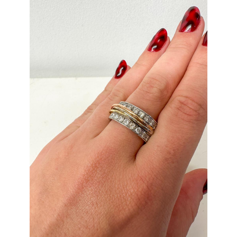 Bague en or blanc et diamants, création unique, 21e siècle