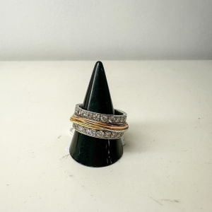 Bague en or blanc et diamants, création unique, 21e siècle