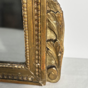Miroir à fronton en bois doré sculpté, France, début XIXe siècle