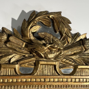 Miroir à fronton en bois doré sculpté, France, début XIXe siècle