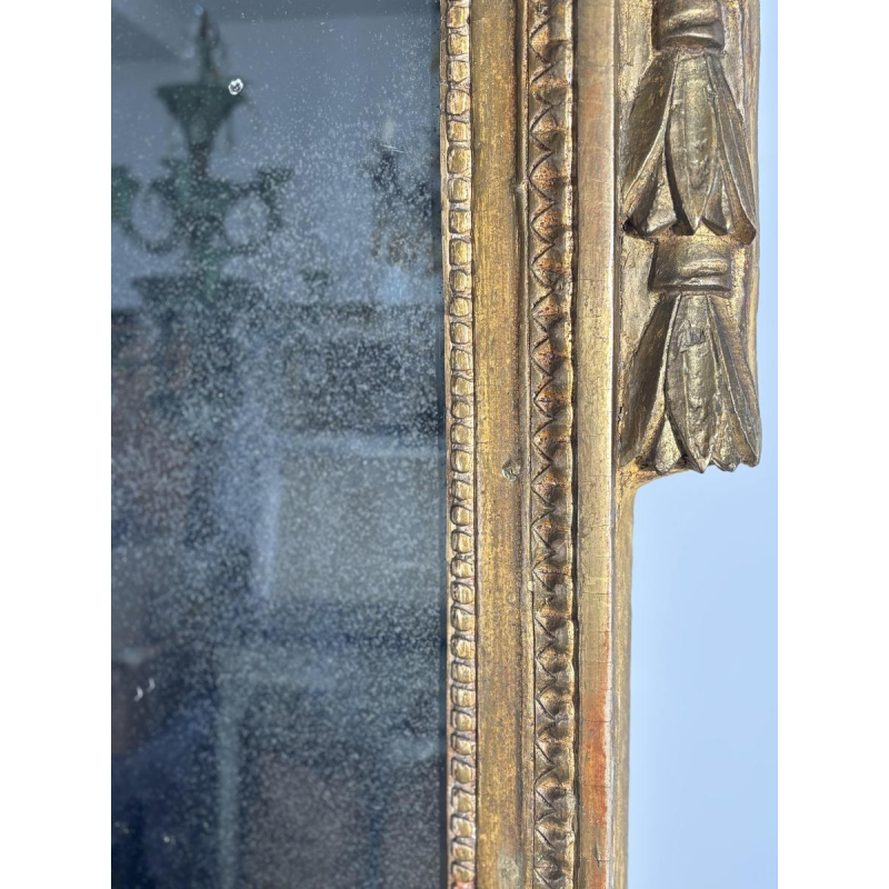 Miroir à fronton en bois doré sculpté, France, début XIXe siècle