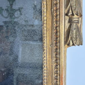 Miroir à fronton en bois doré sculpté, France, début XIXe siècle