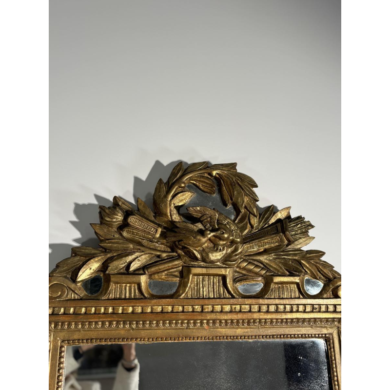 Miroir à fronton en bois doré sculpté, France, début XIXe siècle