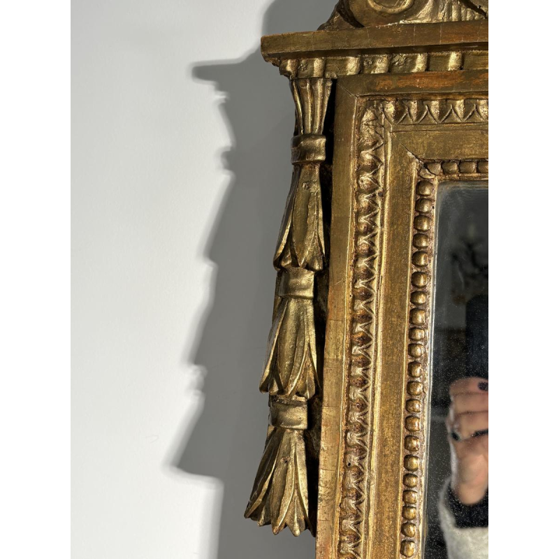 Miroir à fronton en bois doré sculpté, France, début XIXe siècle