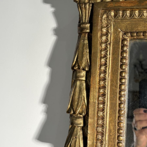 Miroir à fronton en bois doré sculpté, France, début XIXe siècle