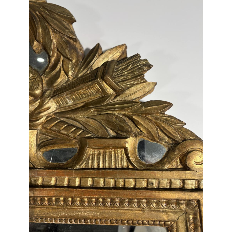 Miroir à fronton en bois doré sculpté, France, début XIXe siècle