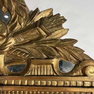 Miroir à fronton en bois doré sculpté, France, début XIXe siècle
