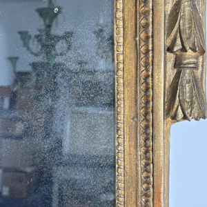 Miroir à fronton en bois doré sculpté, France, début XIXe siècle
