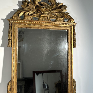 Miroir à fronton en bois doré sculpté, France, début XIXe siècle