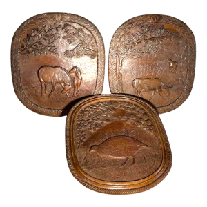 Set van drie uit één stuk gesneden panelen met dierendecoratie, Volkskunst, ca. 1900