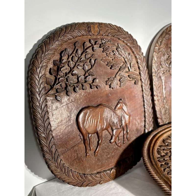 Ensemble de trois panneaux monoxyles sculptés à décor animalier, Art populaire, ca 1900