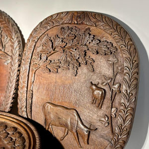 Ensemble de trois panneaux monoxyles sculptés à décor animalier, Art populaire, ca 1900