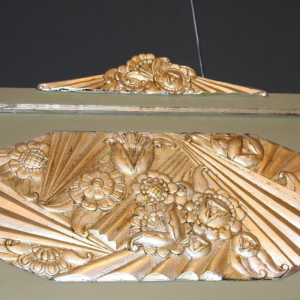 Miroir Art Déco avec ornements en stuc à la feuille d'argent, vers 1930