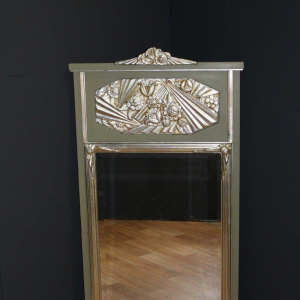 Miroir Art Déco avec ornements en stuc à la feuille d'argent, vers 1930