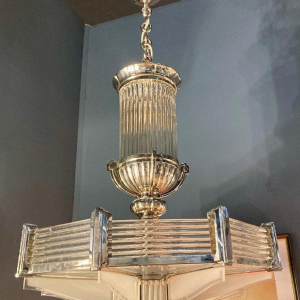 Henri Petitot, belangrijke achthoekige Art Deco kroonluchter, vernikkeld brons en gezandstraald glas, ca. 1930