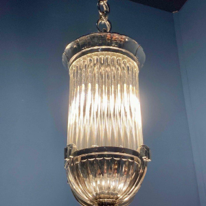 Henri Petitot, belangrijke achthoekige Art Deco kroonluchter, vernikkeld brons en gezandstraald glas, ca. 1930