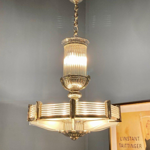 Henri Petitot, belangrijke achthoekige Art Deco kroonluchter, vernikkeld brons en gezandstraald glas, ca. 1930