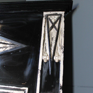 Grand miroir Art Déco, bois et stuc patiné argent, début XXe s