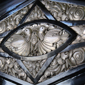 Grand miroir Art Déco, bois et stuc patiné argent, début XXe s