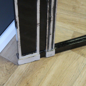 Grote Art Deco spiegel, hout en zilver gepatineerd stucwerk, begin 20e eeuw