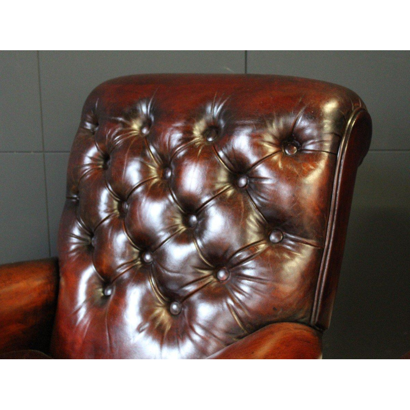 Paar gerestaureerde leren fauteuils uit het Château de Beauchêne in Saint-Saturnin-du-Limet, Frankrijk, circa 1880