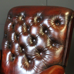 Paire de fauteuils en cuir restaurés du Château de Beauchêne à Saint-Saturnin-du-Limet, France ca 1880