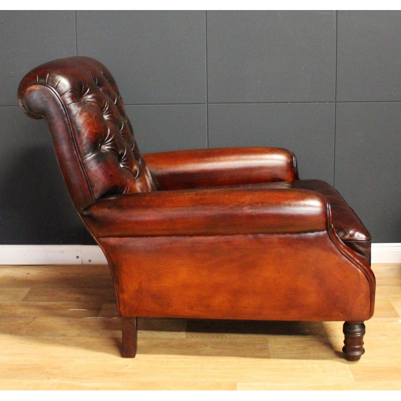Paire de fauteuils en cuir restaurés du Château de Beauchêne à Saint-Saturnin-du-Limet, France ca 1880