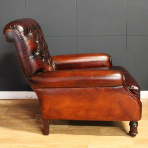 Paar gerestaureerde leren fauteuils uit het Château de Beauchêne in Saint-Saturnin-du-Limet, Frankrijk, circa 1880