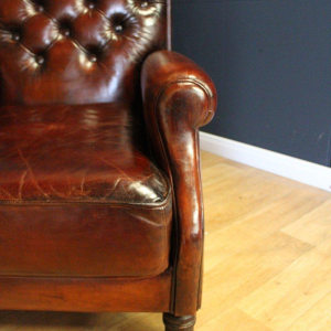 Paar gerestaureerde leren fauteuils uit het Château de Beauchêne in Saint-Saturnin-du-Limet, Frankrijk, circa 1880