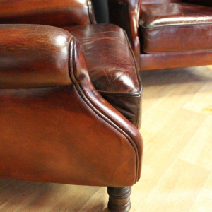 Paire de fauteuils en cuir restaurés du Château de Beauchêne à Saint-Saturnin-du-Limet, France ca 1880