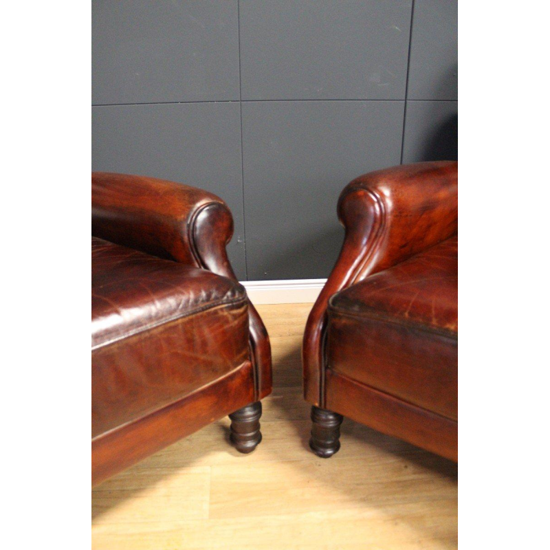 Paar gerestaureerde leren fauteuils uit het Château de Beauchêne in Saint-Saturnin-du-Limet, Frankrijk, circa 1880