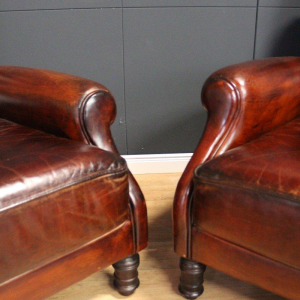 Paar gerestaureerde leren fauteuils uit het Château de Beauchêne in Saint-Saturnin-du-Limet, Frankrijk, circa 1880